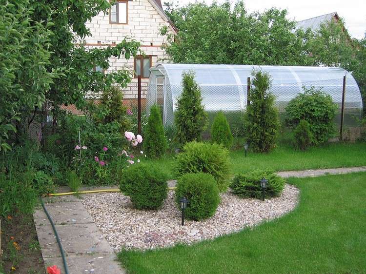 kamenný záhon-dizajn-štrk-ihličnaté-trávnikové-chodníkové-betónové dosky