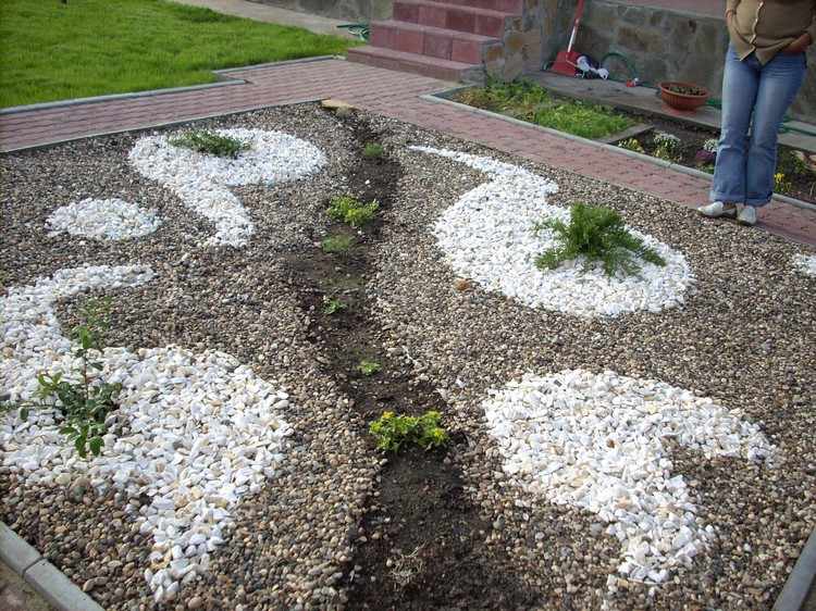 kamenný záhon-dizajn-štrk-rôzne-farby-rastliny