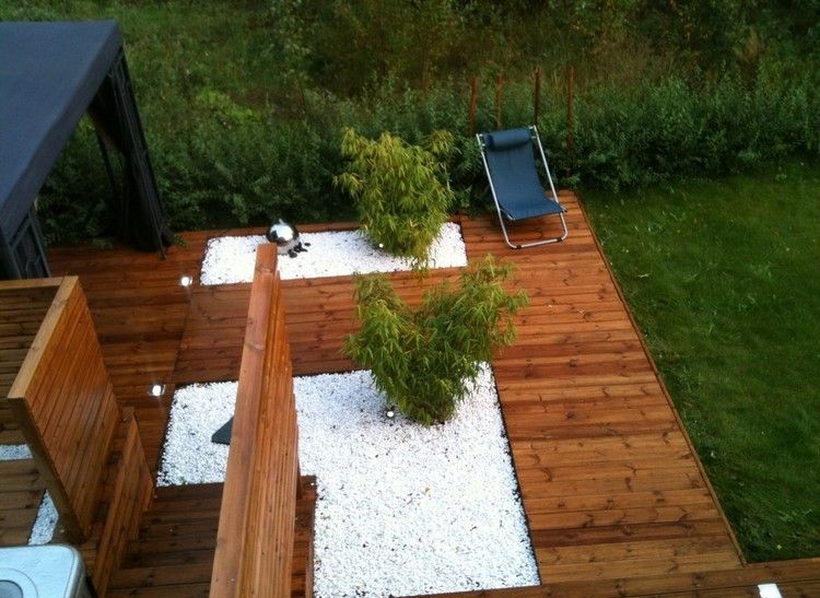 kamenný záhon-dizajn-biely-štrk-bambus-rastliny-podlahové-svetlá-drevená terasa