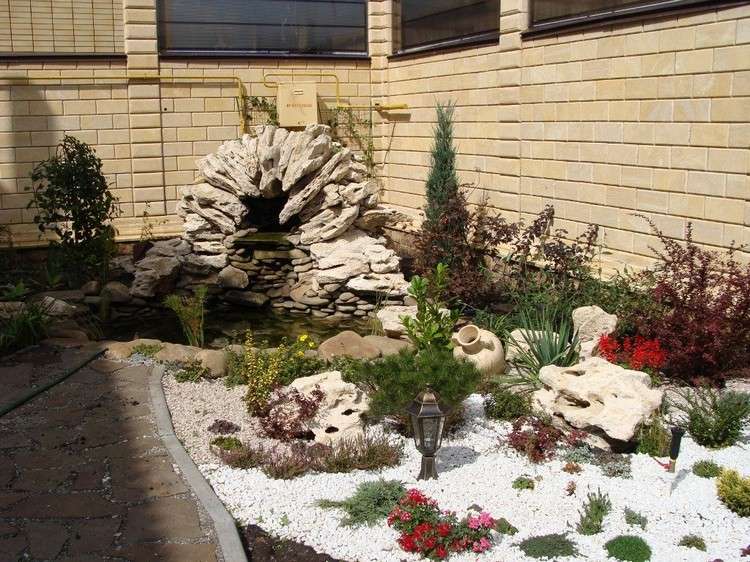 kamenný záhon-dizajn-biela-drť-štrk-zemný kryt-rastliny-eriken