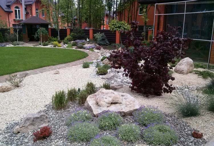 kamenný záhon dizajn zemný kryt-orgován-kvitnúce-okrasné-tráva-kríky-červené-listy