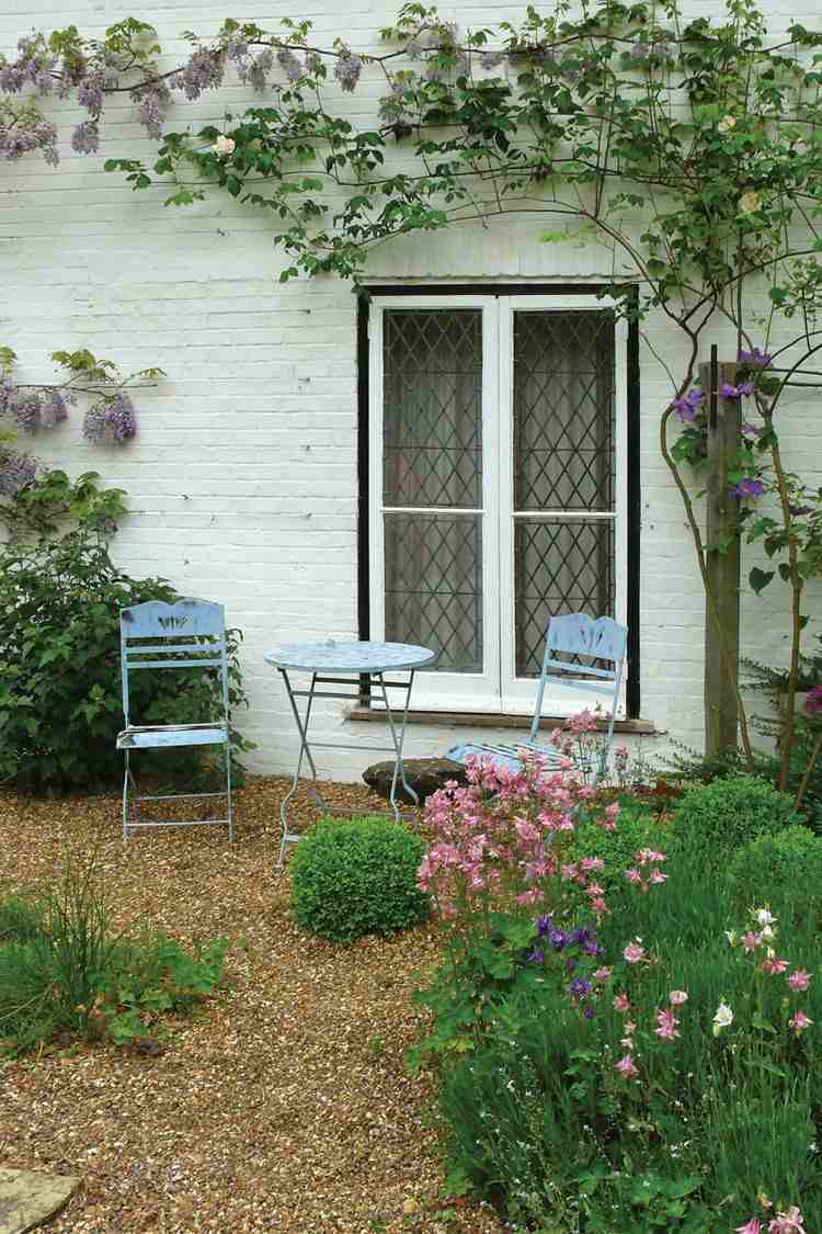 fasáda kamenného lôžka-vytvorená-štrková záhradná cesta-tepaný-nábytok-modrý dom-dažďový dom