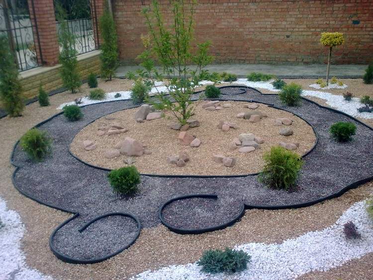 dizajn kamenneho dna-štrk-triesky-farby-oblé tvary-hrana-ihličnany-strom-stred