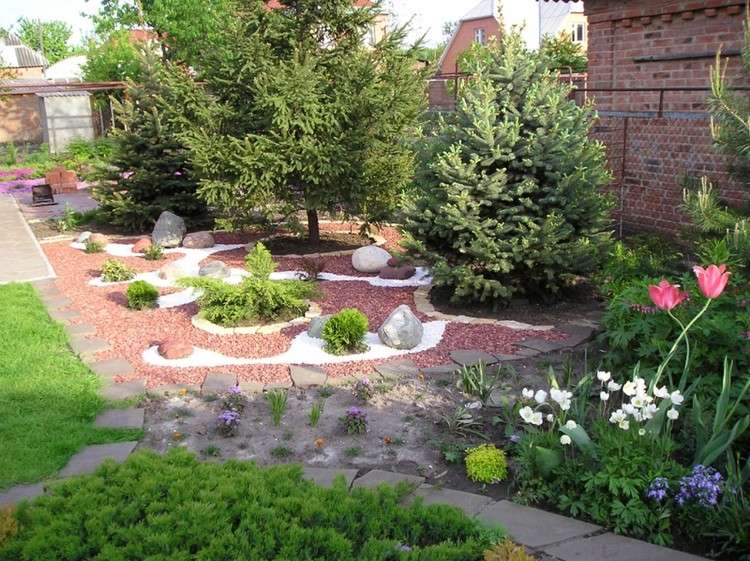 prevedenie kamenného lôžka moderné-štrk-bielo-červené-ihličnany-kamene