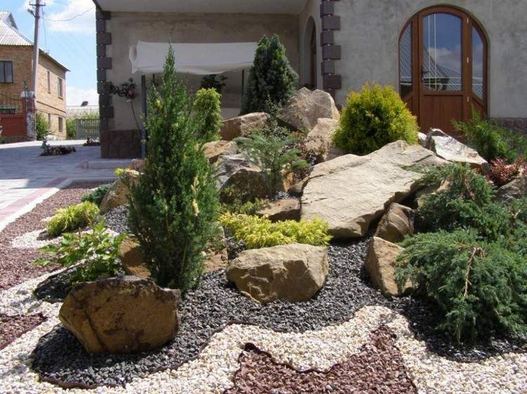 kamenné lôžko-predná záhrada-skalná záhrada-skaly-ihličnany-zrnitosť-farebná hrana