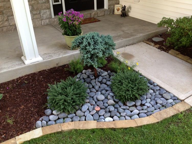 kamenné lôžko-predná záhrada-mulč-malá-postava-ihličnany-sivé-riečne kamene