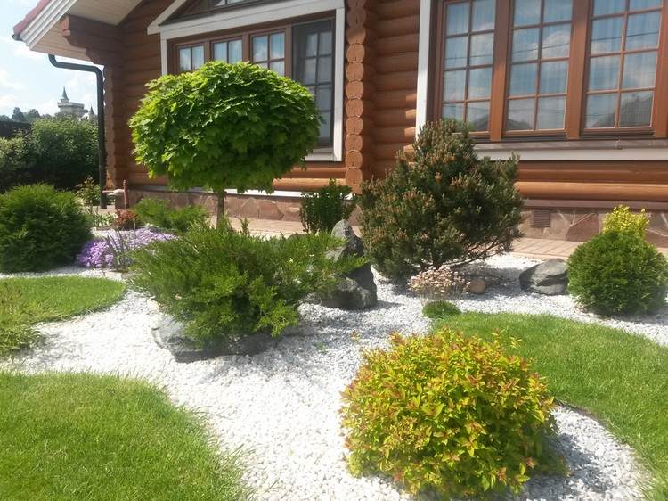 kamenné lôžko-predná záhrada-biela-žula-štrk-trávnatá plocha