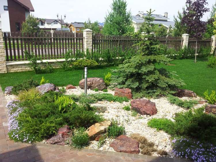 Kamenné lôžko v predzáhradke nízko-ihličnaté-zemné krycie-kamene-chodník-dlažobné kocky