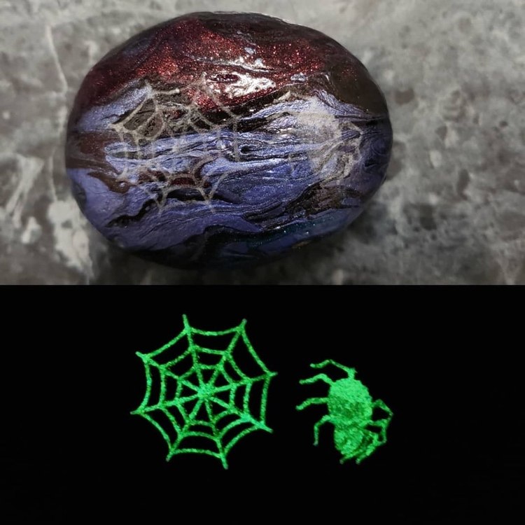 V tme žiariaci motív pavúka a webu