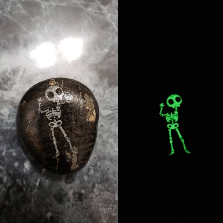 Namaľujte motív skeletu na kameň a obkreslite ho svetelnou farbou