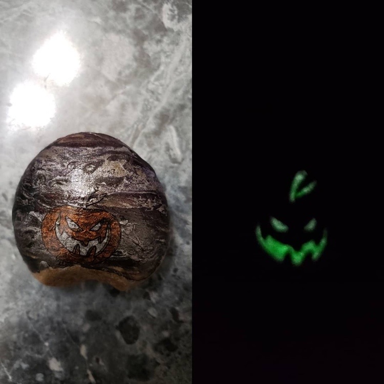 Tekvica žiariaca v tme na kameni na Halloween