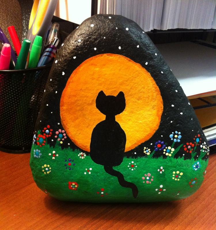 kamenná maľba čierna mačka mesiac lúčne kvety