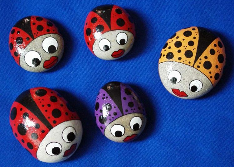 maľovanie kamienkov lienka jar žltá červená fialová