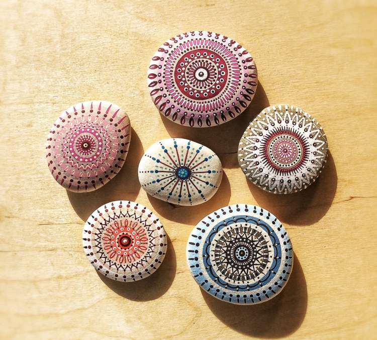 maľba kamienkov zemité tóny vzor mandaly štetec akrylové farby