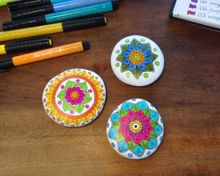 farby kamienky mandala pestré farby fixky