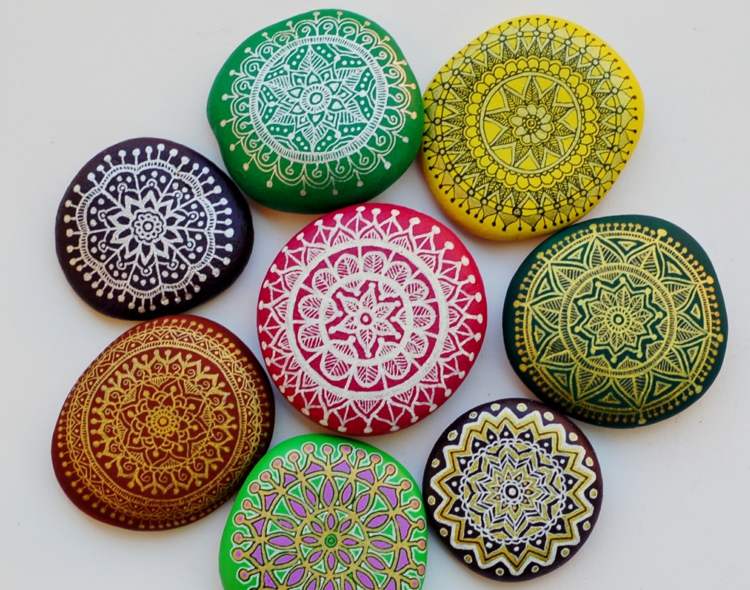 maľba kamienky lakovanie dizajn špicatá mandala pestré farby dekorácia