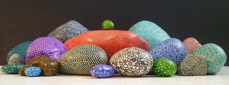 maľba kamienky bodka vzor pestré farby oranžová fialová ružová zelená pastel