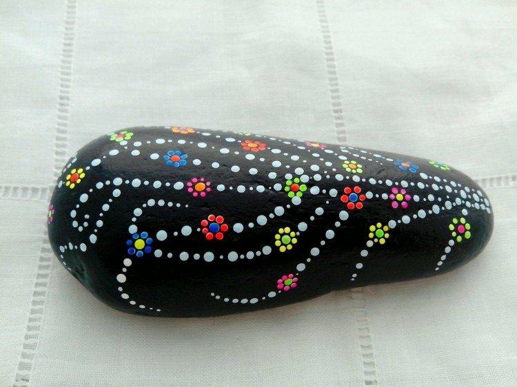 maľba kamienky ozdoby čierna farba farebné kvety biele bodky