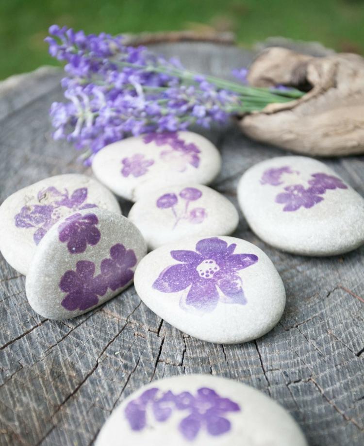 Kamenné figúrky s vyrazenými motívmi kamenné figúrky do záhrady jednoduchá-kvet-potlač-purpurovo-romantická-dekorácia