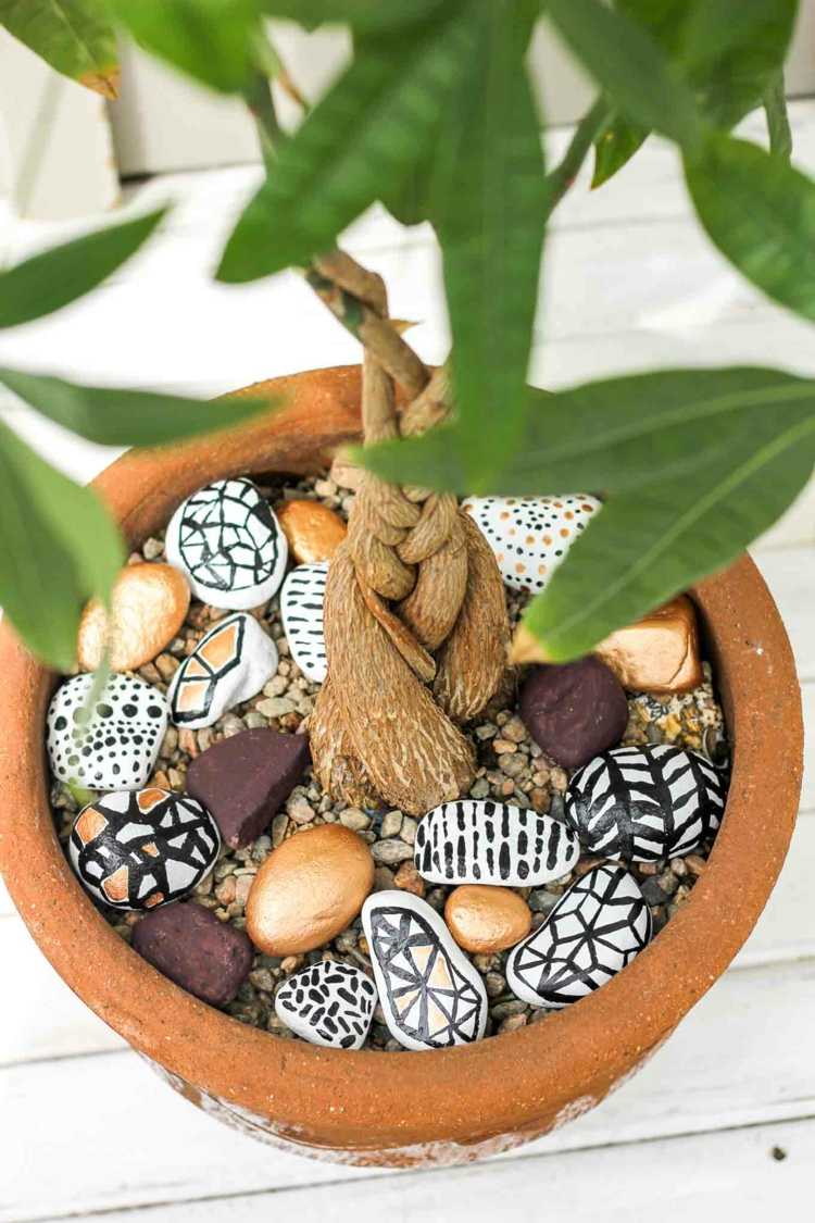 Ozdobte kvetináče v záhrade vzorovanými kamienkami kamenné figúrky do záhrady kvetináč-dizajn-štrk-maľba-vzory