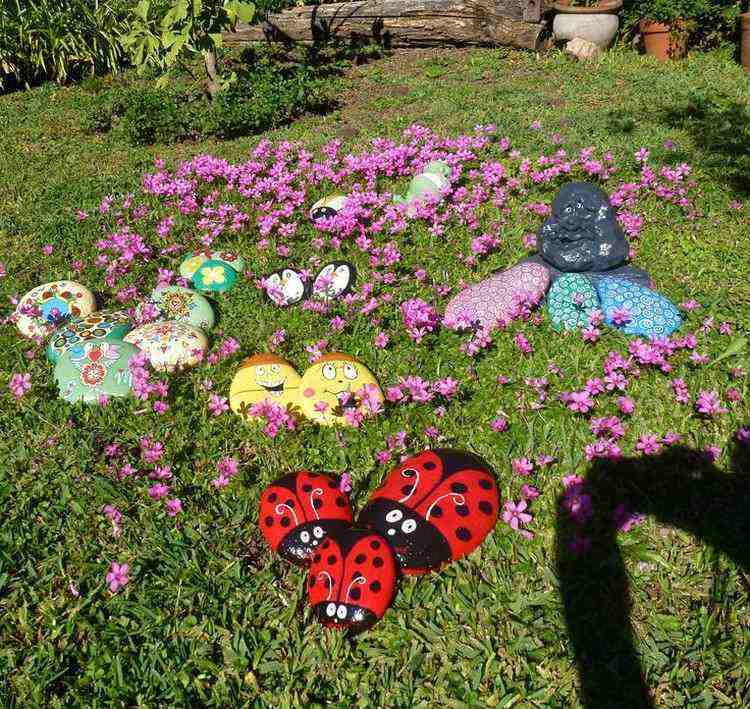 Kamenné figúrky robia záhradu ešte prívetivejšou kamenné figúrky-záhradný-trávnik-dizajn-chrobáky-tváre-farebné kamene