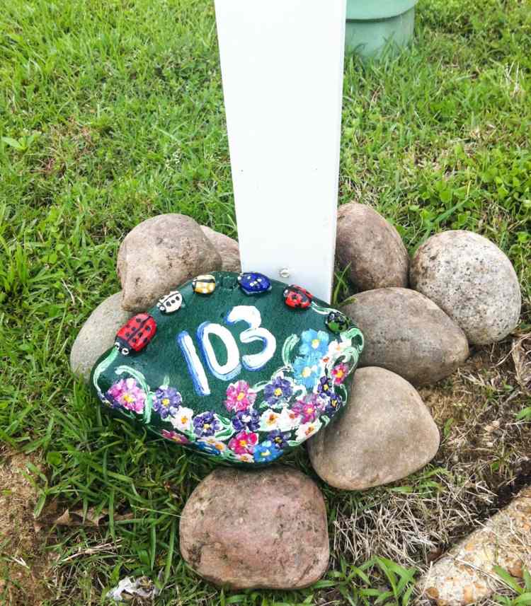 Kamenné figúrky do záhrady s číslom domu kamenné figúrky-záhradný dom-číslo-nápad-kameň-farba-lepidlo-štrk-lienka