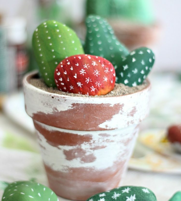 Kamenné figúrky v podobe kaktusov kamenné figúrky-záhradné-kaktusy-zelené-červené-hlinené-hrnce-vonkajšie-deco