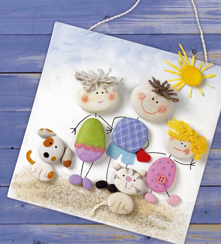 Kamenné figúrky sa držia papiera Nápady na rodinný dizajn