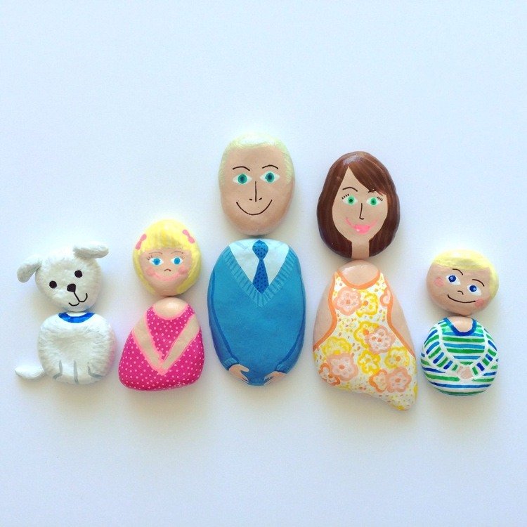 Prilepte a vymaľujte kamenné figúrky. Vyrábajte rodinné ručné práce