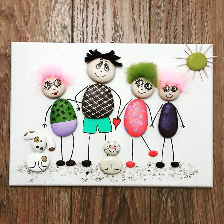 Kamenné figúrky držia rodinný obrázok vtipných nápadov na ručné práce s deťmi