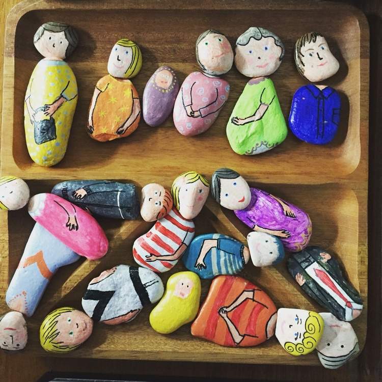 Kamenní muži drotári s dvoma kameňmi a farbou