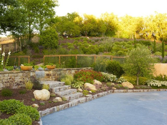 Terasy niekoľko schodov schodisko kamenná hrana