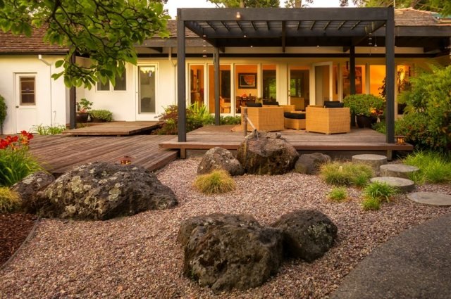 Vytvorte svah kamienkový vchod čadičového domu