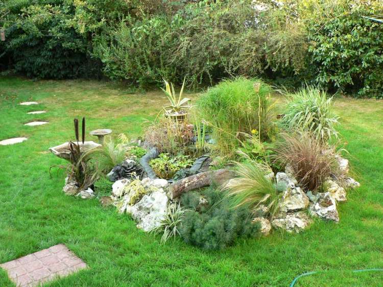 Skalka v strede trávnika slúži ako akcent vytvorte skalku akzent graeser steine buesche