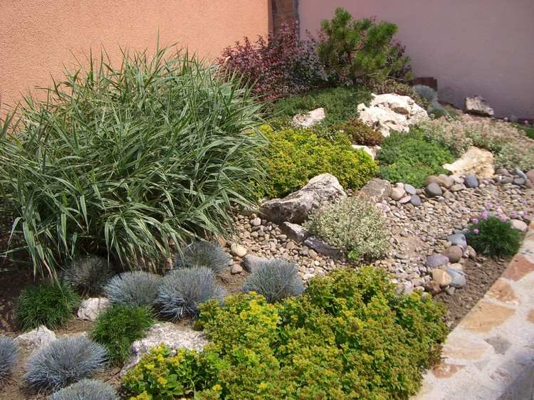 skalka-vytvorte-zemný-medveď-tráva