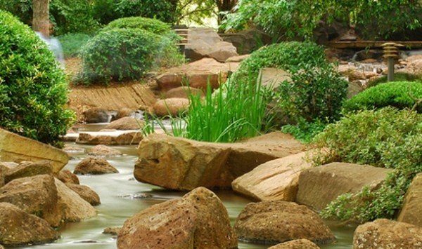 Voda z prírodného kameňa v záhradníckej príručke