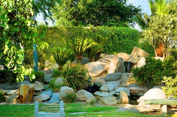 Prírodné kamene v záhradnej vode