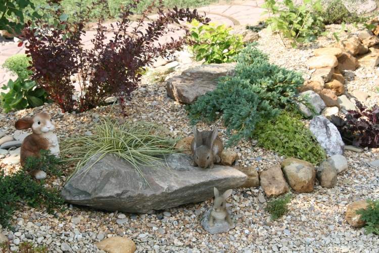 skalka-záhrada-vytvárať-kamienkové-skaly-zemný kryt-králiky-figúrky