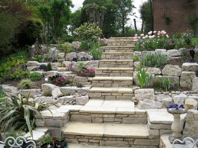 skalka záhradný dizajn schody svahové terasy rastliny