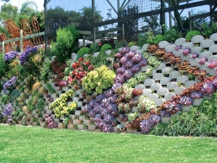 kamenný múr nápady záhradného dizajnu stenové systémy záhradná plocha rastliny zeleň rozkvitajú kvitnúce zvislé odtiene