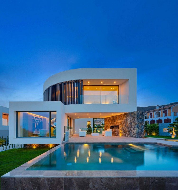 Vila v Španielsku so zaujímavou architektúrou kamenný múr-záhrada-terasa-moderný-bazén