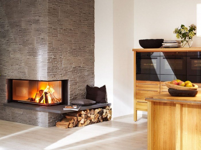 Rohový krb obložený lícovými tehlami kamenná stena-obývačka-krbový obklad-klimex-firenze