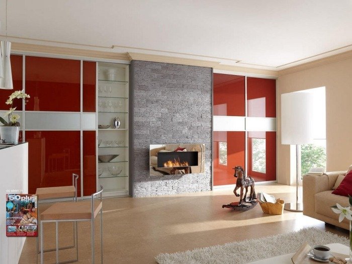 Krbový plášť a červené vstavané skrine obklad steny-kamenný vzhľad-obývačka-toskánsko-sivá-krbová vložka