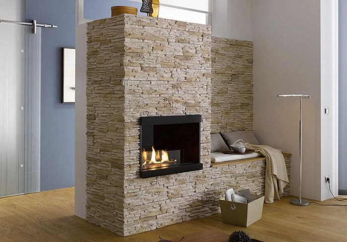 krbový obklad v kamennom vzhľade a malý čitateľský kútik kamenná stena-obývačka-klimex-lícové tehly-krbová vložka-kútik na čítanie