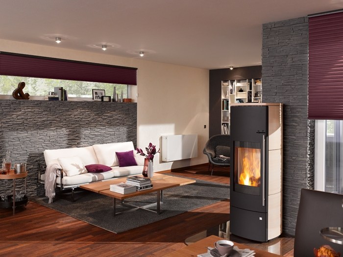 Lícové tehly v šedej farbe kamenná stena v obývačke-klimex-sivá-farba-drevená podlaha