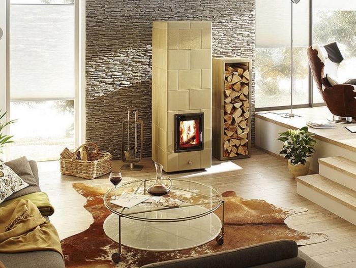 útulné zariadenie s krbom na drevo a kožušinovým kobercom Kamenná stena v obývačke-Klimex-útulné-zariadenie