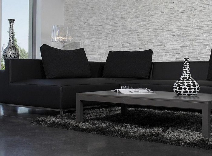 moderný interiér v čiernej a bielej farbe kamenná stena-obývačka-biela-stena-panely-avella-kameň-optika