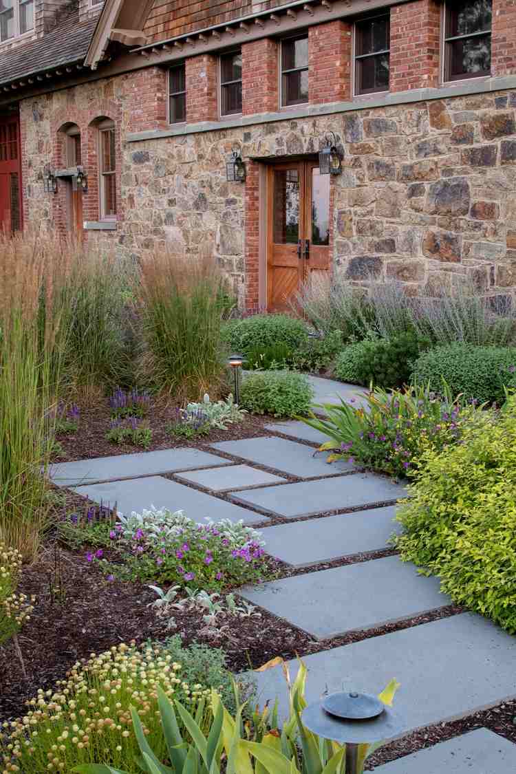 kamenná cesta-záhrada-vytvorte-stredozemný-tehlový-dom-zemný kryt-chodník-levanduľa