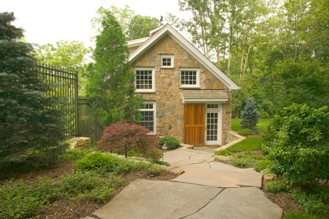 Kamenné dosky vchod domu borovice Kamenné dosky vysoké stromy