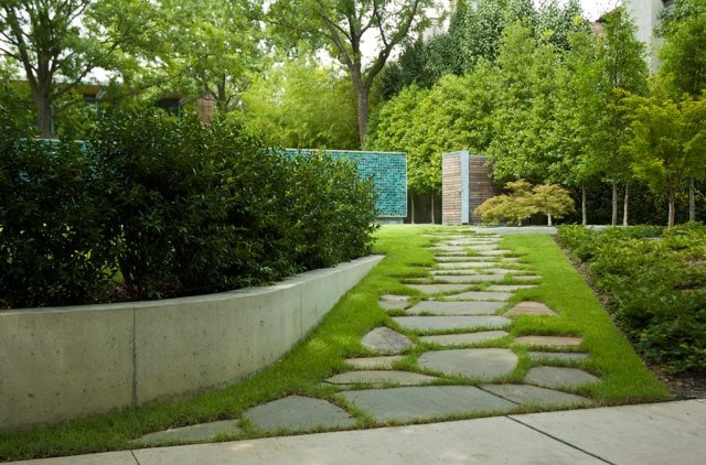 Vchodový betónový vchod do domčeka na trávnik